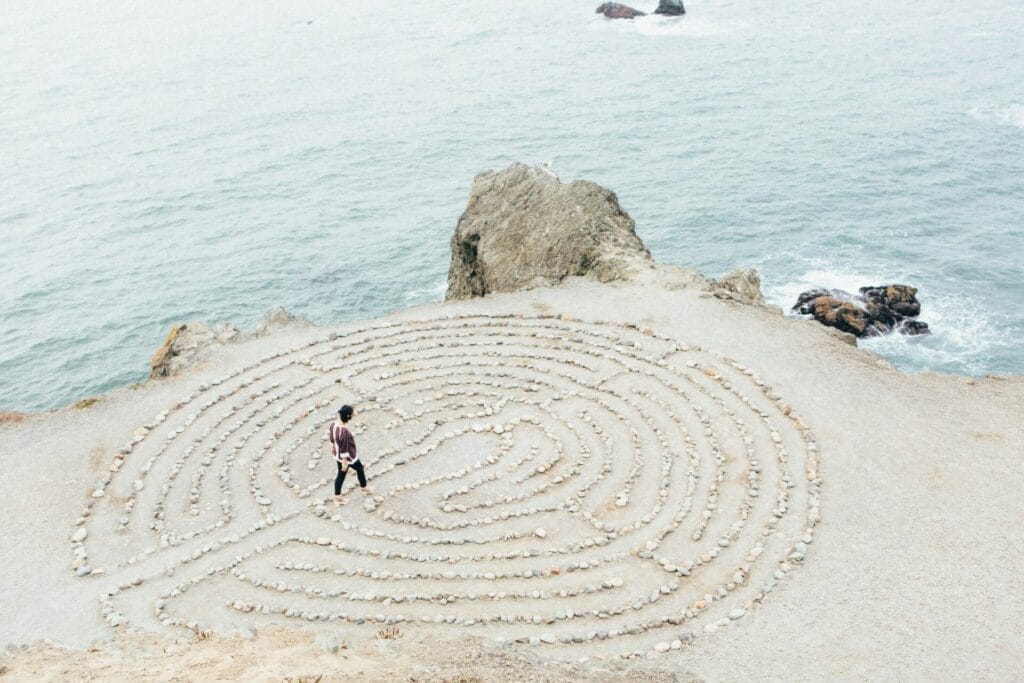 Eine Schülerin steht auf einer Klippe neben einem Labyrinth.